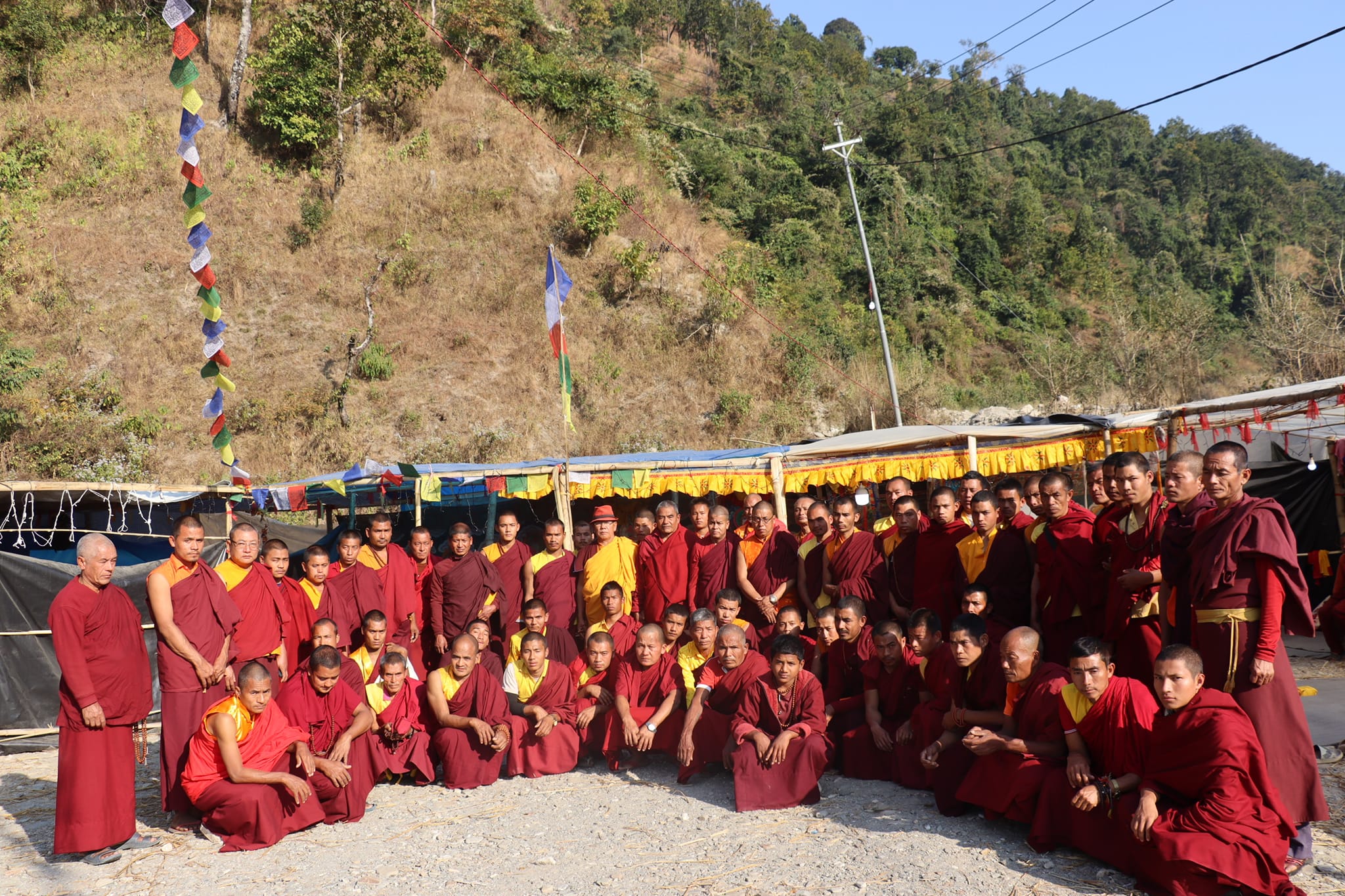 खानीखोला तालढुङ्गामा  शान्ति र अहिंसाका लागि प्रार्थना गर्दै बौद्ध धर्मावलम्बी लामा गुफाभित्र